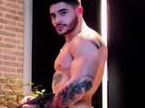 Straight amateur hunk surrenders to a gay touch